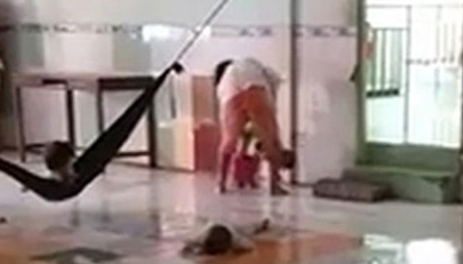 Bảo mẫu đánh dã man trẻ mồ côi Bà Thủy tát cả chục phát vào người cháu bé. Ảnh cắt từ clip.