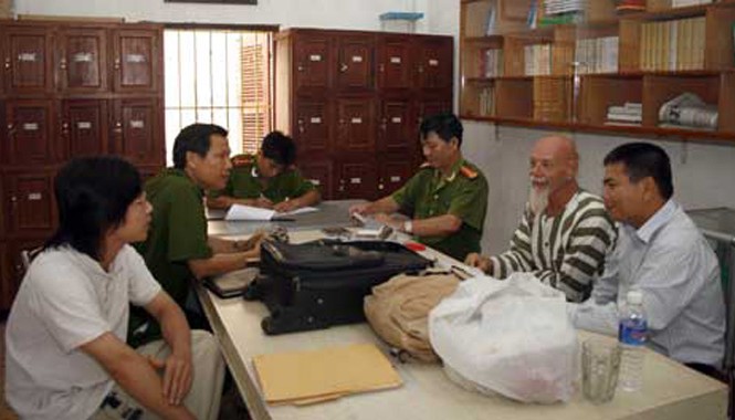 Ca sĩ người Anh Gary Litter lại ra tòa vì tội hiếp dâm Cơ quan chức năng Việt Mam làm các thủ tục ra trại cho Gary.