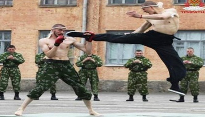 Vén màn bí mật về nơi đào tạo võ thuật cho lính Ukraine Tại lò võ "Báo Đen", binh sĩ không chỉ học võ thuật Trung Quốc, mà còn được huấn luyện những đòn đánh lợi hại của các môn phái khác. Ảnh: Ukrafoto.
