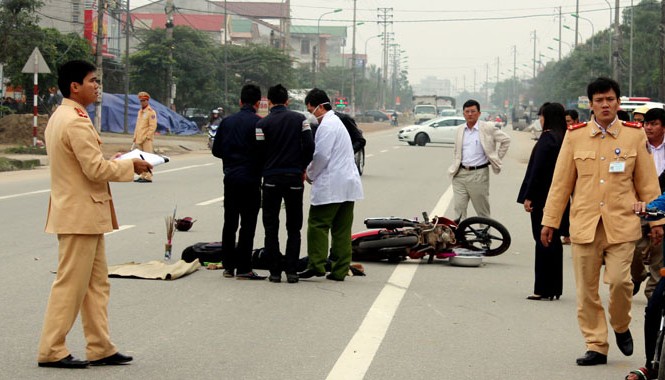 Chèn qua đầu nạn nhân, tài xế xe tải rồ ga bỏ chạy Hiện trường vụ tai nạn.