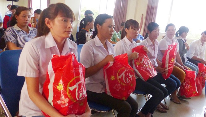 Trao quà Tết cho công nhân có hoàn cảnh khó khăn Trao quà Tết cho công nhân có hoàn cảnh khó khăn