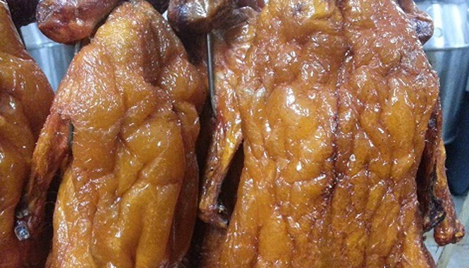 Phát hiện cơ sở “phù phép” vịt quay vàng óng ở Hà Nội Vịt được nhuộm phẩm màu thành vàng óng.