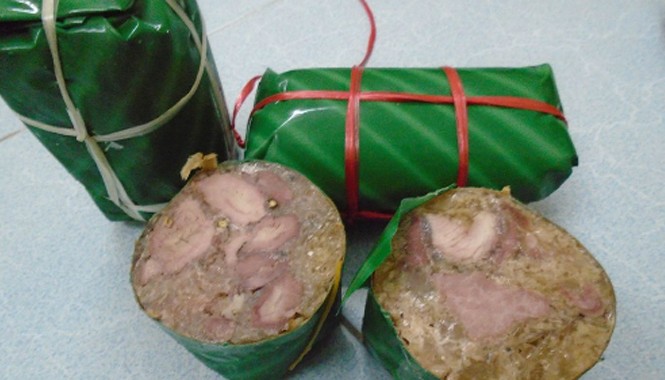 Chán giò bò, thực khách săn mua giò... đà điểu Giò đà điểu nguyên miếng được thực khách rất ưa chuộng. Ảnh: VnExpress