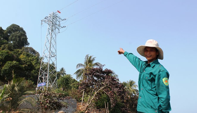 Đóng điện đường dây vượt biển trên không đầu tiên Người dân Hòn Tre được sử dụng điện lưới quốc gia.