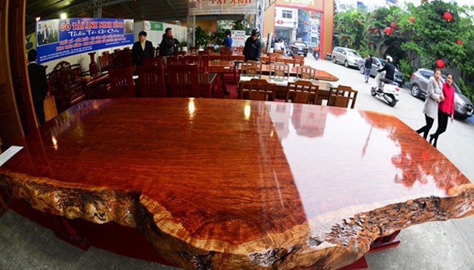 Phản gỗ xuất xứ châu Phi giá gần nửa tỷ tại hội chợ Tết Chiếc phản gỗ cẩm lai khá bắt mắt. Theo lời người chủ gian hàng, phản được làm từ gỗ cẩm lai từ đất nước Công-gô (châu Phi).