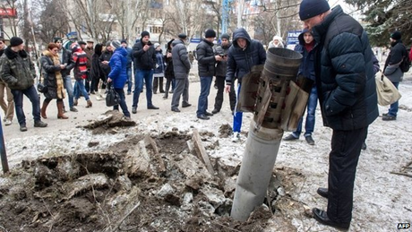 Phe ly khai nã tên lửa vào trụ sở quân đội Ukraine, 7 người chết Một quả tên lửa rơi xuống thị trấn Kramatorsk. Ảnh: AFP.