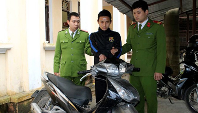 Dùng búa đinh nện thẳng vào mặt lái xe ôm để cướp Chiếc xe Đức cướp được của người lái xe ôm.