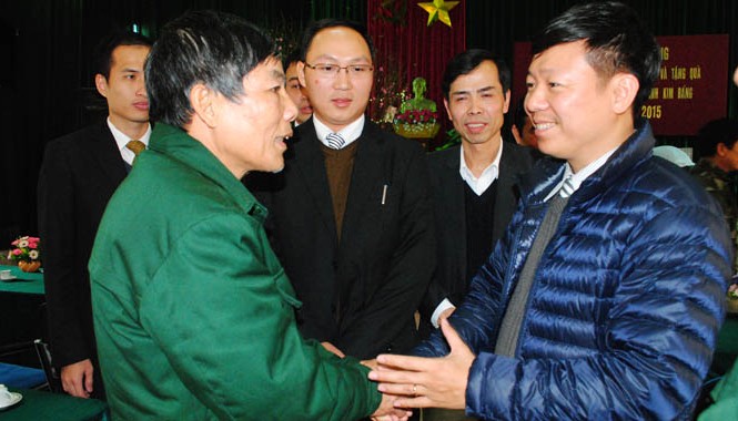 Mang Xuân ấm tới những thương, bệnh binh nặng Nhà báo Trần Thanh Lâm (phải) Phó TBT Báo Tiền phong thăm hỏi, động viên Thương binh nặng tại Trung tâm Điều dưỡng Thương binh Kim Bảng (Hà Nam). Ảnh Duy Ngợi
