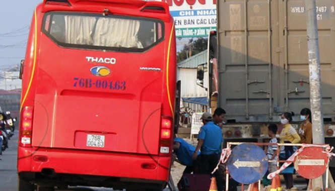 Xe dù hoành hành ở Sài Gòn Một xe đón khách ngay trên đường tại quốc lộ 1 cách Suối Tiên 1 km. Ảnh: Duy Trần.