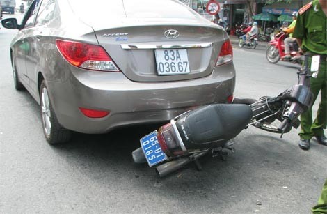 ‘Trốn’ Công an, nữ tài xế lạng lách phi như bay trên đường ‘Trốn’ Công an, nữ tài xế lạng lách phi như bay trên đường