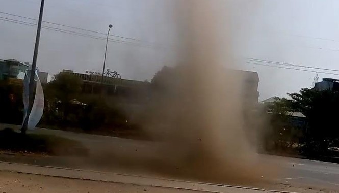 Hình ảnh “vòi rồng” xuất hiện ở TPHCM Hình ảnh "vòi rồng" xuất hiện ở TPHCM.