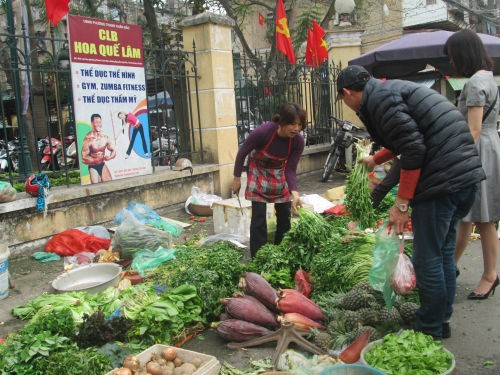 Chợ cóc giá ‘tung hoành’, dân ngán ngẩm mua sắm đầu năm Chợ cóc xuất hiện ở khắp nơi.