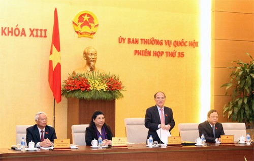 Lo ngại hội đồng bầu cử làm phình biên chế Ủy ban Thường vụ Quốc hội khai mạc phiên họp thứ 35 sáng 25/2. Ảnh: TTXVN.