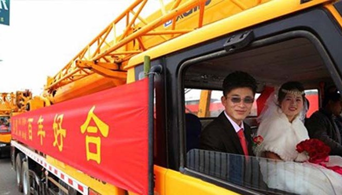 Chú rể thuê 4 xe cẩu khổng lồ để 'đưa nàng về dinh' Ngày 24/2 vừa qua, cư dân mạng Trung Quốc đã truyền tay nhau những hình ảnh của một đám cưới khủng tại tỉnh Chiết Giang, Trung Quốc.
