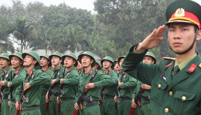 Xem bộ binh cơ giới duyệt đội ngũ, trình diễn trống hội Nghiêm trang lễ chào cờ. Ảnh: Nguyễn Minh.