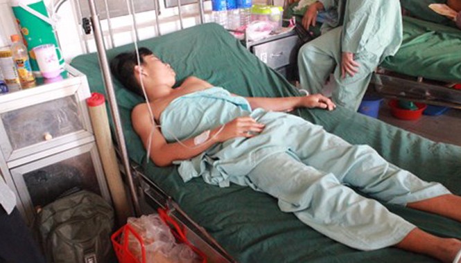 Bị đâm 5 nhát, thủng phổi ngay trong sân nhà Nạn nhân H. đang điều trị tại bệnh viện.
