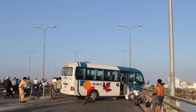Xe khách đang chạy bất ngờ nổ lốp trước, suýt “bay” khỏi cầu Xe khách đang chạy bất ngờ nổ lốp trước, suýt “bay” khỏi cầu