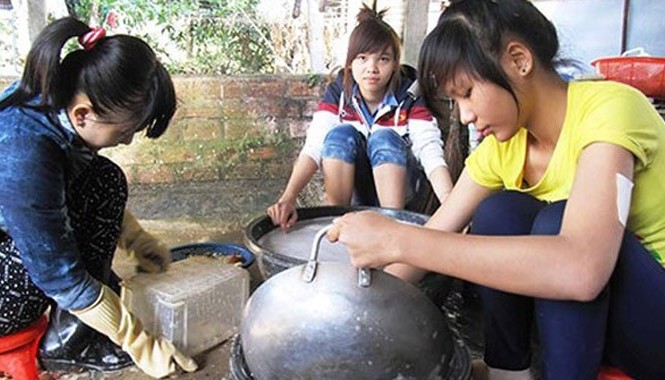 Nữ sinh rửa bát thuê kiếm tiền sau Tết Để trang trải cuộc sống cũng như bớt phụ thuộc vào gia đình, không ít sinh viên hiện nay tìm việc làm thêm trong những lúc rảnh rỗi. (Ảnh minh họa).