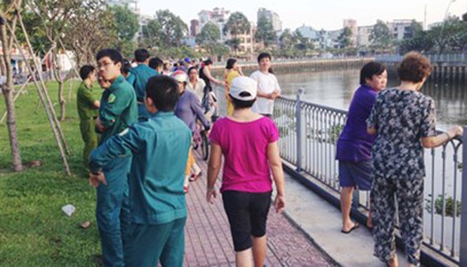 Tinh mơ phát hiện xác người lềnh bềnh trên kênh Chạy dọc bờ kênh tập thể dục buổi sáng nhiều người hoảng hồn khi thấy xác người nổi lềnh bềnh trên kênh.