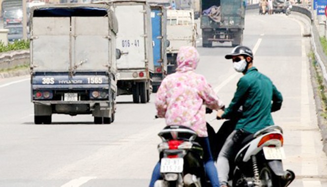 Đề xuất tịch thu xe máy đi vào đường cao tốc Dù có biển cấm, nhưng nhiều xe máy cố tình đi vào đường vành đai 3 trên cao Hà Nội. Ảnh: Bá Đô.