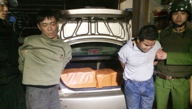 200 bánh heroin và những người đón Tết muộn Dẫn giải hai đối tượng về trụ sở Công an.