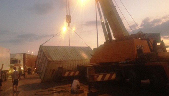Container 'đổ nhào' giữa xa lộ, giao thông tê liệt Hiện trường thùng container bị rơi giữa XLHN chiều tối 27/2.