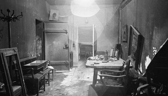 Bên trong hầm bí mật Hitler và tình nhân tự sát Căn phòng ở hầm Fuhrerbunker tại trung tâm Berlin là nơi Hitler chỉ đạo những chiến dịch quân sự ngày càng thất thế của quân đội Đức Quốc xã.