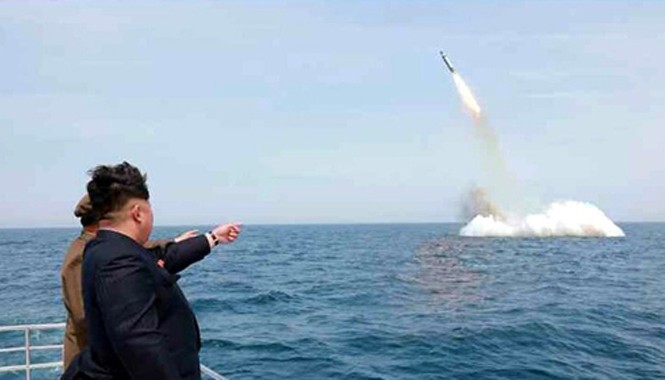 Tên lửa phóng từ tàu ngầm của Triều Tiên mạnh cỡ nào? Lãnh đạo Triều Tiên Kim Jong-un chỉ tay vào một tên lửa đạn đạo được cho là phóng từ dưới nước. Ảnh: KCNA/EPA.