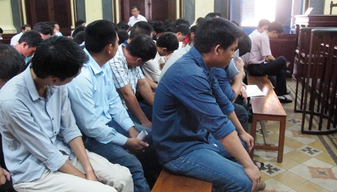 Đường dây cá độ trăm tỷ xuyên quốc gia hầu tòa Các bị cáo trong đường dây tổ chức, đánh bạc quy mô lớn qua M88 tại tòa. Ảnh Việt Văn.