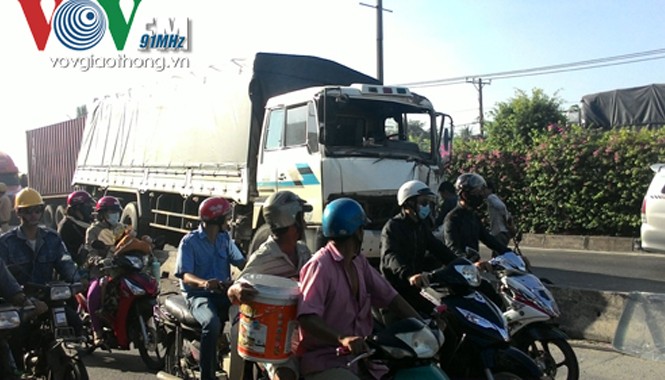 Húc đuôi container, xe tải lao lên dải phân cách Hiện trường vụ tai nạn