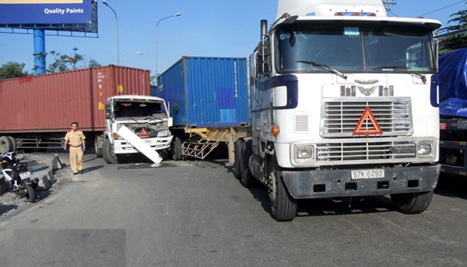 Không chịu nhường nhau, 2 container va chạm tại khúc cua Vụ va chạm xảy ra vào lúc 6h30 hôm nay (14/5) trên đoạn đường dẫn cầu vượt Sóng Thần xuống đại lộ Độc Lập (thuộc P.Bình Chiểu, Q.Thủ Đức, TP.HCM.