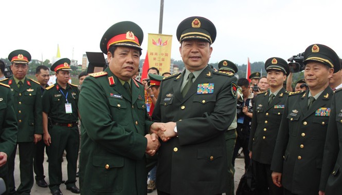 Giao lưu Hữu nghị Quốc phòng Biên giới Việt - Trung 2015 Đại tướng Phùng Quang Thanh và Thượng tướng Thường Vạn Toàn tại Cửa khẩu Quốc tế Lào Cai, sáng 15/5.
