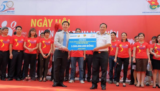 Bảo Việt tặng tàu 3,5 tỷ đồng cho huyện đảo Trường Sa Lãnh đạo Bảo Việt trao biển tượng trưng Tàu CQ trị giá 3,5 tỷ đồng cho cán bộ, chiến sỹ Đảo Trường Sa.