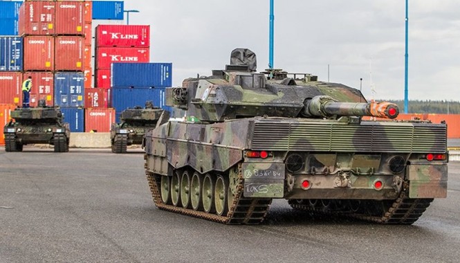 Bắt gặp siêu xe tăng Leopard 2A6 ồ ạt tới Phần Lan Các xe tăng từ các kho hàng đang được di chuyển về địa điểm tập kết.