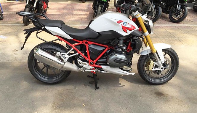 Chi tiết BMW R1200R 2015 đầu tiên cập bến Việt Nam Không ồn ào như người anh em sportbike S1000RR, anh chàng naked-bike BMW R1200R 2015 sở hữu thiết kế trầm tính và cũng ít xuất hiện tại Việt Nam.