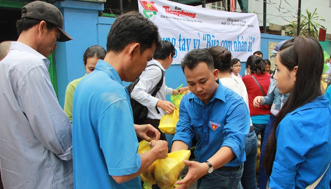 Báo Tiền Phong phát hơn 400 suất cơm nhân ái Báo Tiền Phong phát hơn 400 suất cơm nhân ái