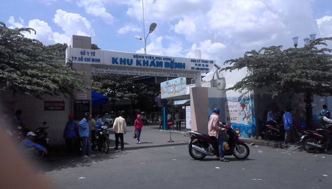 Bắt nhóm bán vé khám chữa bệnh giả ở bệnh viện Bệnh viện Nhi Đồng 1 nơi các nghi can bị phát hiện sử dụng vé khám chữa bệnh giả. Ảnh Việt Văn