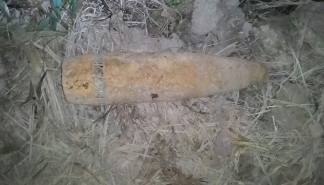 Tá hỏa phát hiện đạn pháo nặng hơn 30 kg khi đi làm ruộng Quả pháo nặng hơn 30kg được phát hiện