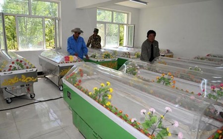 Chồng chung thủy đóng quan tài băng để ướp xác vợ quá cố Các quan tài băng để bảo quản thi thể người chết. Ảnh minh họa.
