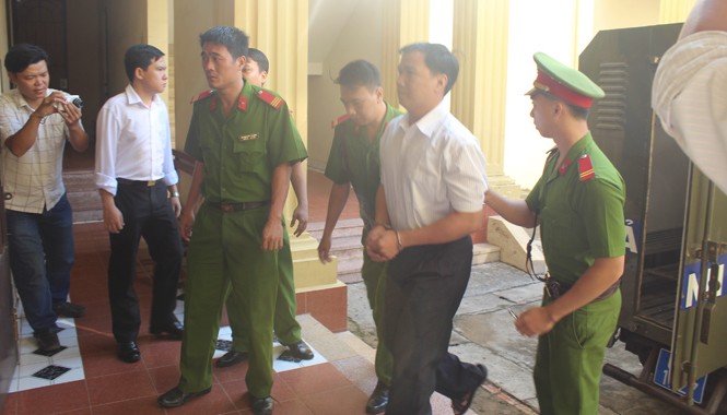 Xét xử vụ đại úy CSGT giết người tại trạm tuần tra Suối Tre Bị cáo Ngô Văn Vinh được dẫn giải đến tòa án.