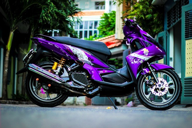 Nouvo 5 sơn màu tím ảo diệu, đồ đồ chơi hàng hiệu Yamaha Nouvo 5 là dòng xe phổ biến tại Việt Nam. Dưới bàn tay của những người thợ tại Sài Gòn, chiếc xe đã trở nên khác lạ và "không đụng hàng".