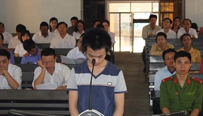 Xét xử thiếu niên 17 tuổi cưỡng hiếp bé gái 5 tuổi Bị cáo Phan Văn Đức tại phiên tòa. Ảnh: Hồng Quang