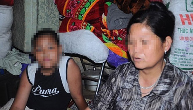 Hà Nội: Học đến lớp 5 vẫn chưa... viết được tên mình Chị Tuyết bên cậu con trai lớp 5 chưa viết nổi tên mình.