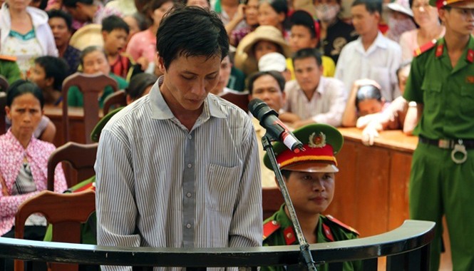 Tuyên tử hình kẻ giết người thả xác trôi sông Bị cáo Phạm Huỳnh Hải tại phiên xử. Ảnh: Dân Việt.