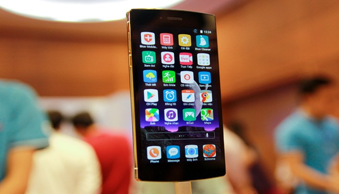 Cận cảnh Bphone mạ vàng, giá ngang iPhone 6 Plus Ngoài hai bản phổ thông với ba lựa chọn màu sắc là đen, trắng và vàng champagne, Bkav còn giới thiệu mẫu Bphone bản Limited Edition.
