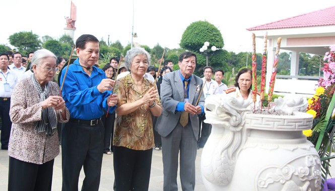 Vinh danh Đoàn thanh niên các cơ quan TW cục miền Nam Nguyên Chủ tịch nước Nguyễn Minh Triết và các đại biểu dâng hương tại tượng đài Chủ tịch Hồ Chí Minh trong khu căn cứ Ban an ninh TW Cục miền Nam.
