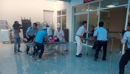 Xác định nguyên nhân hàng loạt công nhân ngất xỉu ở Đồng Nai Công nhân được đưa đến bệnh viện cấp cứu.