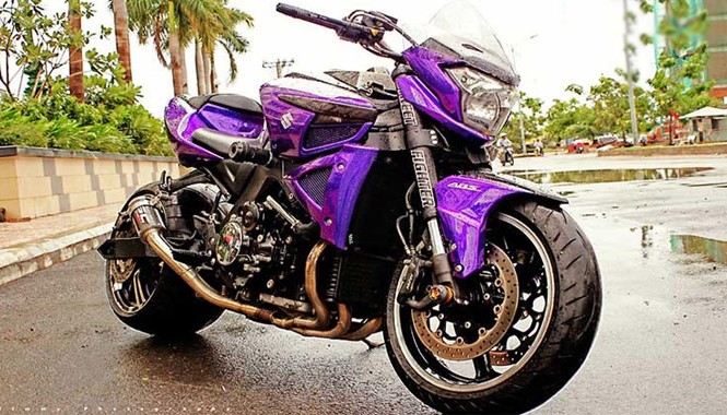 Suzuki B-King khoác áo tím ảo diệu của dân chơi Sài Gòn Với kiểu dáng mạnh mẽ đầy cơ bắp, Suzuki B-King nay càng chất hơn khi được chủ xe độ lại dàn áo cùng bánh sau size khủng.