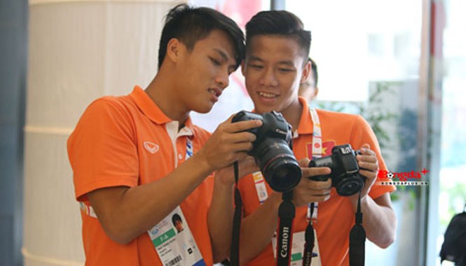 Cầu thủ U23 Việt Nam so tài... chụp ảnh Ngọc Hải và Hồng Quân đọ tài chụp ảnh. Ảnh: Đức Cường.