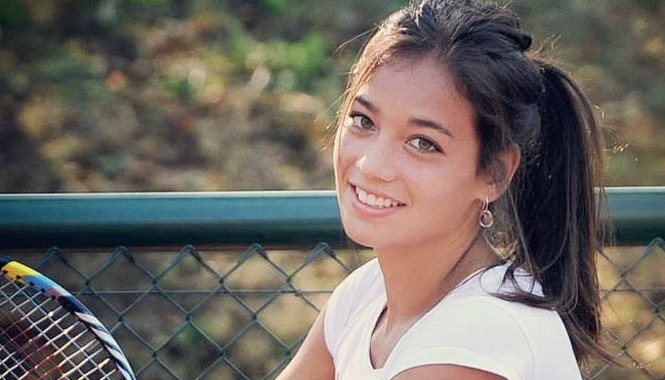 Nhan sắc bóng hồng gốc Việt ở giải quần vợt Roland Garros Trong hồ sơ WTA của tay vợt này, bố cô là Quang và mẹ là Nicole. Cô mang quốc tịch Pháp và đang sống ở Paris cùng bố mẹ.